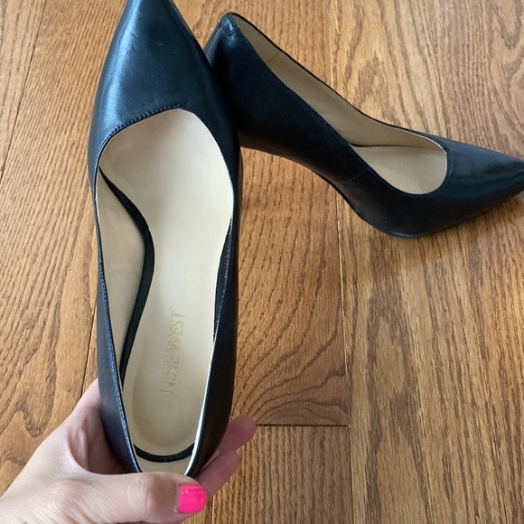 Nine West Black and Gold Pumps US 6.5 - Near perfect - Picture 3 of 5